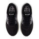 Et par sorte New Balance Freshfoam More V6 Dame-sneakers set fra oven med hvide mellemsåler, sorte snørebånd og N-logoer. På indlægssålerne står der FRESH FOAM og NB more for maksimal komfort.