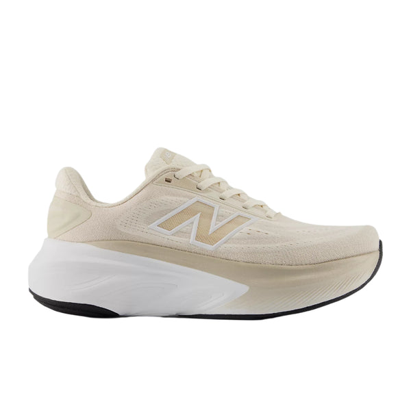 New Balance Freshfoam More V6 Dame Permafrost er vist i profil med beige overdel, hvidt N-logo, hvid og beige sål og sort slidbane - et ideelt valg til maksimal komfort i en neutral løbesko.