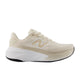 New Balance Freshfoam More V6 Dame Permafrost er vist i profil med beige overdel, hvidt N-logo, hvid og beige sål og sort slidbane - et ideelt valg til maksimal komfort i en neutral løbesko.
