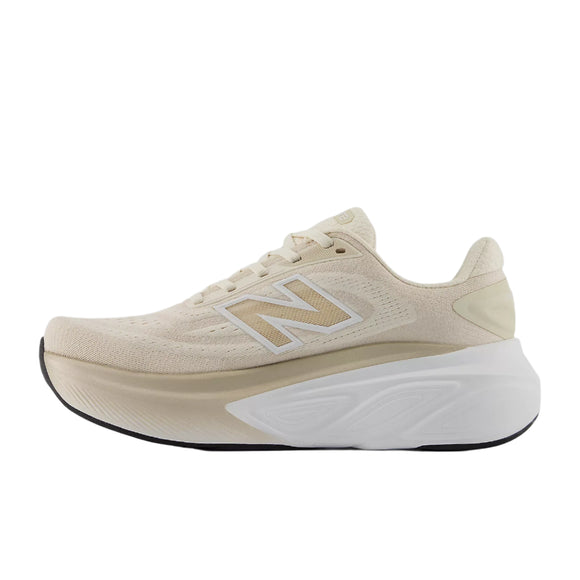 New Balance Freshfoam More V6 Dame Permafrost er en beige neutral løbesko med en tyk hvid sål, mesh-overdel og stort N-logo, der giver maksimal komfort, vist fra venstre profil mod en hvid baggrund.