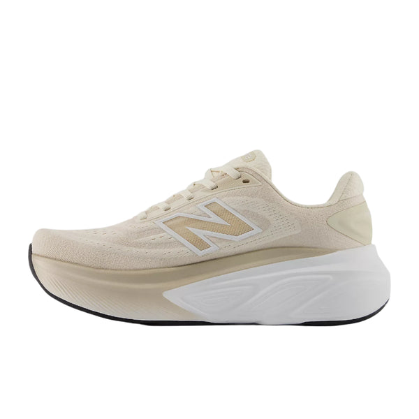 New Balance Freshfoam More V6 Dame Permafrost er en beige neutral løbesko med en tyk hvid sål, mesh-overdel og stort N-logo, der giver maksimal komfort, vist fra venstre profil mod en hvid baggrund.