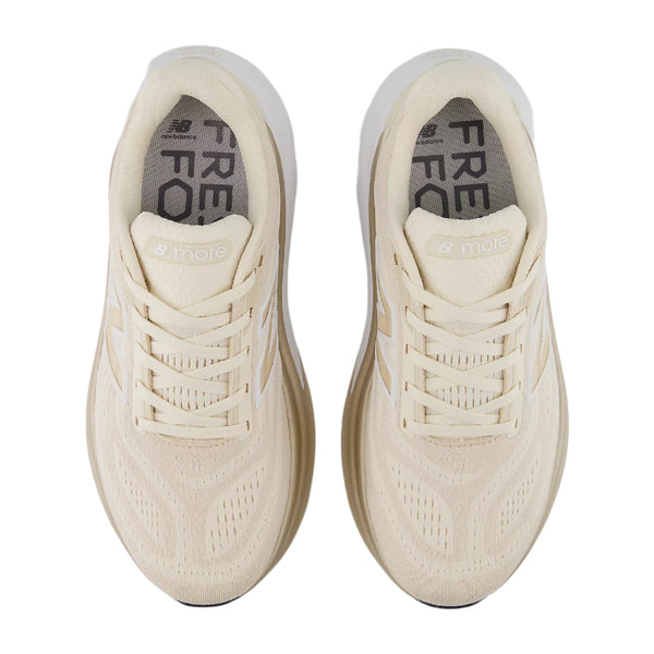 Et par beige New Balance Freshfoam More V6 Dame Permafrost neutrale løbesko med snørebånd, set fra oven. Overdelen i mesh og den tykke sål giver maksimal komfort, mens indlægssålerne har NB MORE- og FRESH FOAM-branding.