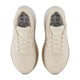 Et par beige New Balance Freshfoam More V6 Dame Permafrost neutrale løbesko med snørebånd, set fra oven. Overdelen i mesh og den tykke sål giver maksimal komfort, mens indlægssålerne har NB MORE- og FRESH FOAM-branding.