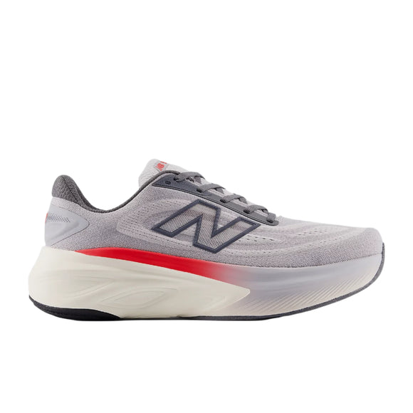 New Balance Freshfoam More V6, Herre, Grey Marl er en grå atletisk sneaker med en tyk hvid sål, rød mellemsål, mørkt N-logo og mørkegrå snørebånd - ideel til neutral løbesko og maksimal komfort. Vist i venstre profil på hvid.