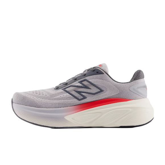 Et sidebillede af New Balance Freshfoam More V6, Herre, Grey Marl-sneakeren viser en grå mesh-overdel, mørkegråt "N"-logo, rød hælaccent, hvid mellemsål og sort ydersål. Denne neutrale løbesko giver maksimal komfort med sin støddæmpede sål.