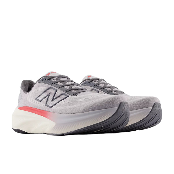 Et par New Balance Freshfoam More V6 Herre i Grey Marl med mørkegrå såler, store N-logoer på siden og en lille orange accent nær hælen. Placeret side om side og vendt lidt mod venstre giver disse sko maksimal komfort.