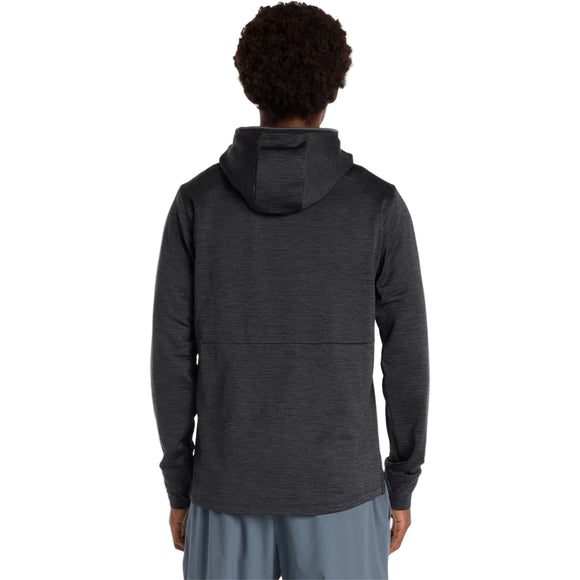 En person med kort krøllet hår ses bagfra iført en New Balance Heat Grid Balaclava Hoodie for men i sort og lysegrå shorts, stående mod en almindelig hvid baggrund.