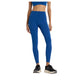 En kvinde bærer New Balance Sleeck Pocket High Rise Tights, Dame, Galaxy Blue, med en matchende blå sports-bh og sort-hvide sneakers på en hvid baggrund. De fugttransporterende tights er ideelle til aktiv træning. Hendes hoved er ikke synligt.