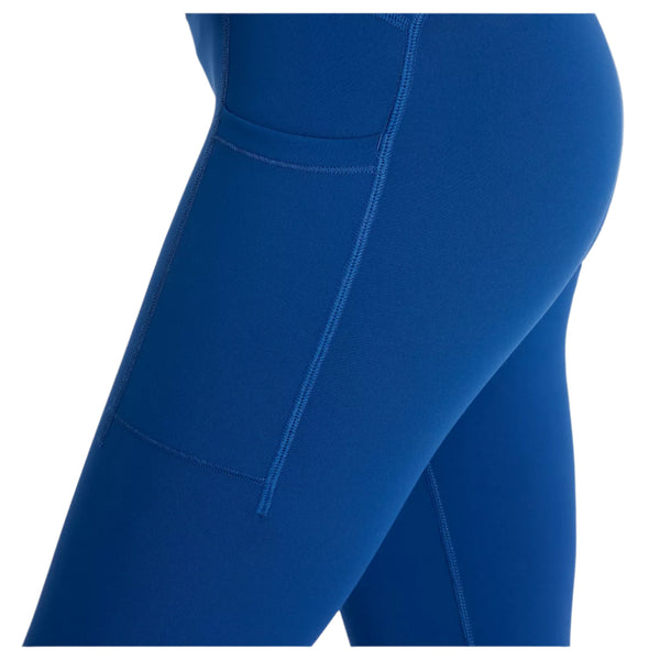 Nærbillede af en person iført New Balance Sleeck Pocket High Rise Tights, Dame, Galaxy Blue, med synlig sidelomme. Perfekte svedtransporterende tights til træningstights dame.