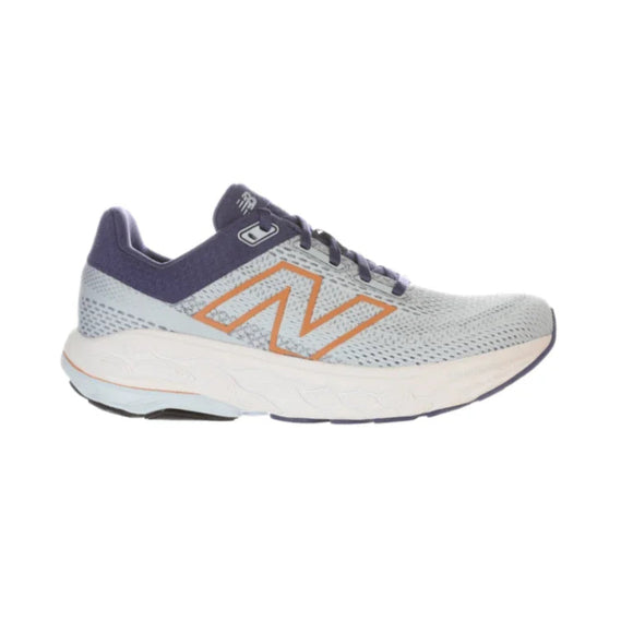 New Balance FreshFoam 860 V14 Dame i Frosted Glass har en overdel i lysegråt og lavendelfarvet mesh, orange N-logo, hvid sål og udtalt pronationsstøtte, vist fra siden mod en hvid baggrund.