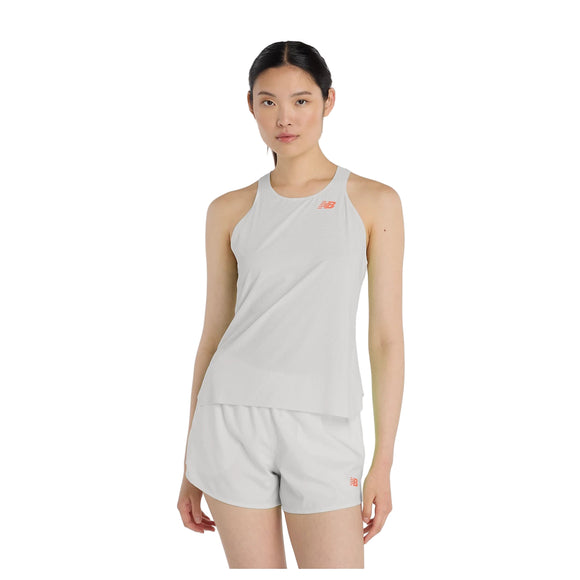 En person står med ansigtet fremad og er iført New Balance Race Day Ultra Light Singlet til kvinder i Grey Matter med et lille rødt logo og matchende shorts på en almindelig hvid baggrund.