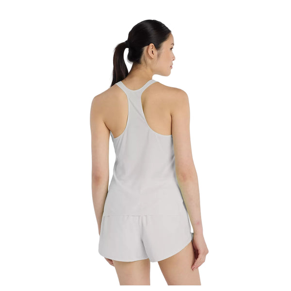 En kvinde med langt mørkt hår i hestehale ses bagfra iført New Balance Race Day Ultra Light Singlet, Dame, Grey Matter på en almindelig hvid baggrund.