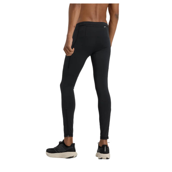 En person ses bagfra iført New Balance Sleek Pocket Tight, Herre, Black med NB DRY-teknologi, lynlåslommer, en syning bagpå og sorte løbesko.