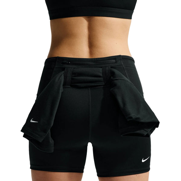 En person ses bagfra iført Nike ACG High-Waisted 4" Running Shorts i Black/Summit White, parret med en sort sports-bh og en nedstoppet sort sweatshirt, begge med små hvide Nike-logoer.