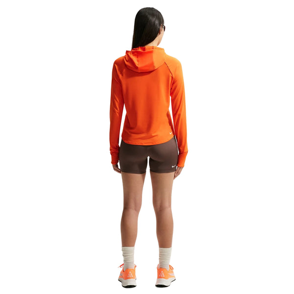 En person står med ryggen til og har Nike ACG High-Waisted 4″ løbeshorts i farverne Ironstone/Cave Stone/Summit White på. Baggrunden er ensfarvet hvid.