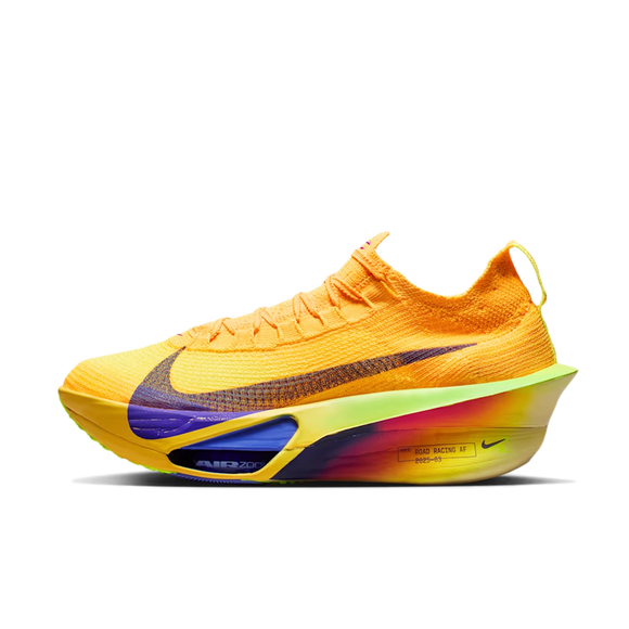 Nike Alphafly Next% 3 til mænd i Laser Orange/Indigo Burst-Citron Pulse har en fed orange farve, en lilla swoosh, en gul-grøn-magenta sål med gradient og en lavtskåret, soklignende strikoverdel.