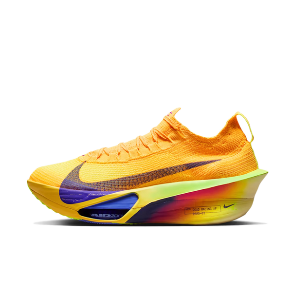 Nike Alphafly Next% 3 til mænd i Laser Orange/Indigo Burst-Citron Pulse har en fed orange farve, en lilla swoosh, en gul-grøn-magenta sål med gradient og en lavtskåret, soklignende strikoverdel.