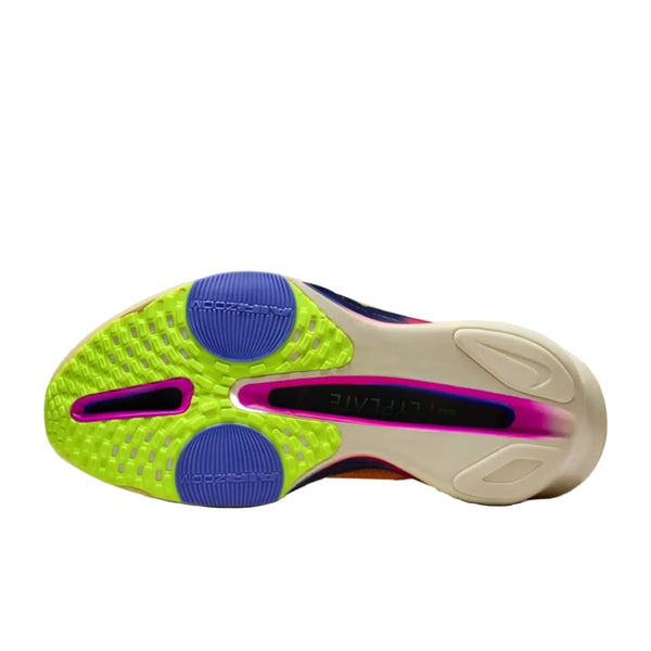 Billedet viser sålen på en Nike Alphafly Next% 3 løbesko (Herre, Laser Orange/Indigo Burst-Citron Pulse) med neongul slidbane, to blå teksturerede puder, en hvid hæl og en sort stribe med pink og ULTRA FLIGHT-tekst.