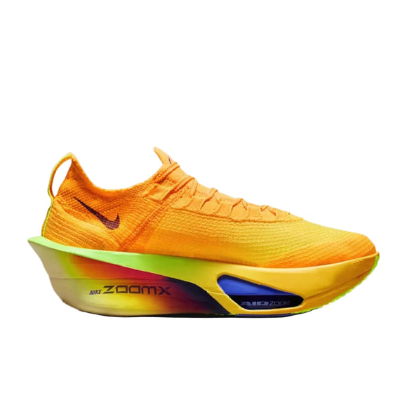 Nike Alphafly Next% 3 til mænd i Laser Orange/Indigo Burst-Citron Pulse har en strikket overdel, en tyk gulgrøn gradientsål med synlig ZoomX-branding og en lille Swoosh, der vises på en hvid baggrund.