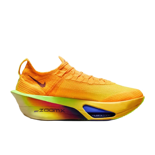 Nike Alphafly Next% 3 til mænd i Laser Orange/Indigo Burst-Citron Pulse har en strikket overdel, en tyk gulgrøn gradientsål med synlig ZoomX-branding og en lille Swoosh, der vises på en hvid baggrund.