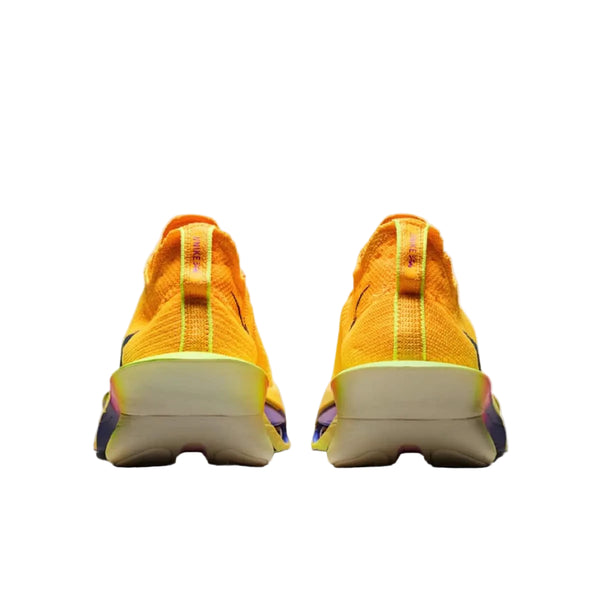 Et par Nike Alphafly Next% 3 løbesko til mænd i Laser Orange/Indigo Burst-Citron Pulse, vist bagfra på en hvid baggrund, har hvide såler med lilla og gule detaljer og trækflige ved hælen.