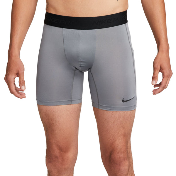 En person er iført Nike Dri-FIT Fitness Shorts, Herre, i Smoke Grey/Black. Billedet viser shortsene forfra i en afslappet positur.