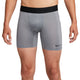 En person er iført Nike Dri-FIT Fitness Shorts, Herre, i Smoke Grey/Black. Billedet viser shortsene forfra i en afslappet positur.