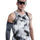 En mand i Nike Dri-FIT ADV Running Tank Top til mænd, Black/Black/Reflective Silver, med mørke solbriller og et sort kompressionsærme på højre arm, står på en hvid baggrund.