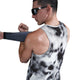 En mand med solbriller strækker sin højre arm ud over brystet iført Nike Dri-FIT Adv Running Tank Top til herrer i sort/sort/reflekterende sølv. Den hvide baggrund fremhæver den atletiske stil.