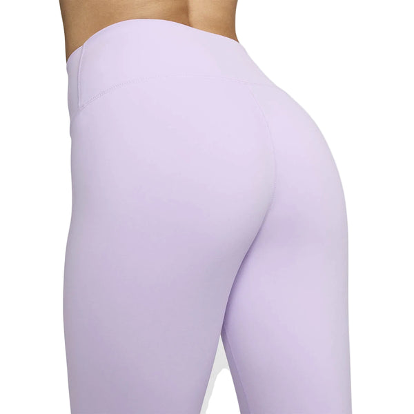 En kvinde bærer Nike One High Waist 7/8 Tight, Dame, Purple. Billedet fremhæver den nederste del af ryggen og det øverste af benene på en hvid baggrund og viser disse stilfulde Nike træningstights.