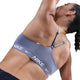 En kvinde strækker sig med løftet venstre arm iført en Nike Padded Adjustable Sports Bra i farven World Indigo. Nike-logoet og -mærket er synligt på båndet. Baggrunden er almindelig hvid.