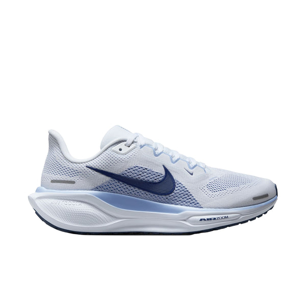 Nike Pegasus 41 Dame i White/Diffused Blue-Aluminum har en overdel i mesh, blå swoosh, blå mellemsål med gradient og mørkeblå sål. Denne løbesko dame giver komfort og er vist fra siden mod en almindelig hvid baggrund.