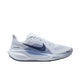 Nike Pegasus 41 Dame i White/Diffused Blue-Aluminum har en overdel i mesh, blå swoosh, blå mellemsål med gradient og mørkeblå sål. Denne løbesko dame giver komfort og er vist fra siden mod en almindelig hvid baggrund.