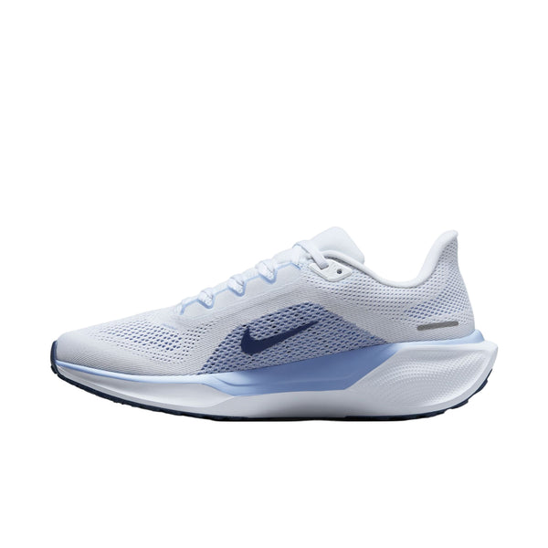 Et sidebillede af Nike Pegasus 41 Dame i White/Diffused Blue-Aluminum med overdel i mesh, blå Swoosh, stødabsorberende sål for ekstra komfort og mørkeblå detaljer på ydersålen.