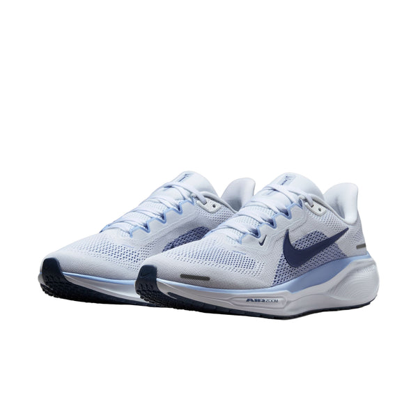Et par Nike Pegasus 41 dame i White/Diffused Blue-Aluminum med overdel i mesh, stødabsorberende såler for ekstra komfort, synlige air units i mellemsålerne og signatur-swoosh-logoer. Begge sko vender lidt mod højre.