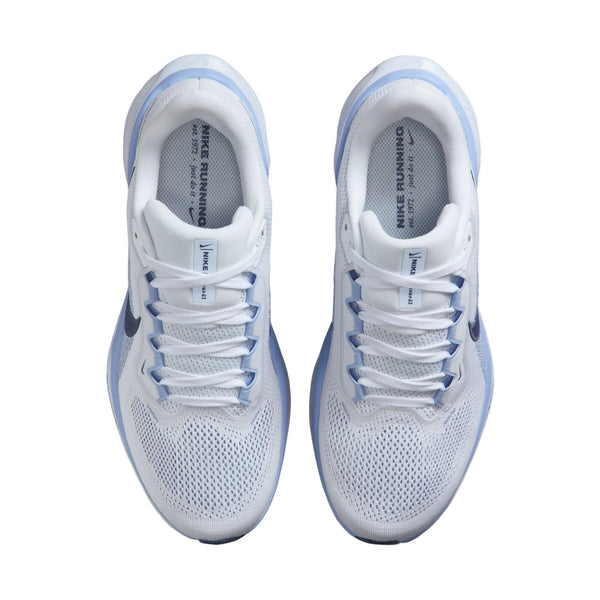Et par Nike Pegasus 41 Dame-sneakers i White/Diffused Blue-Aluminum, set fra oven, fremhæver snørebåndene, mesh-overdelen og indersålerne med NIKE RUNNING-tekst for ekstra komfort.