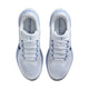 Et par Nike Pegasus 41 Dame-sneakers i White/Diffused Blue-Aluminum, set fra oven, fremhæver snørebåndene, mesh-overdelen og indersålerne med NIKE RUNNING-tekst for ekstra komfort.