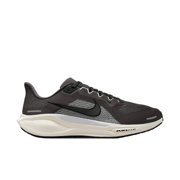 Nike Pegasus 41, Herre i Medium Ash/Black-Pure Platinum har en hvid sål, sort swoosh-logo, åndbart mesh-overdel og responsivt Nike React-skum for komfort under løb.