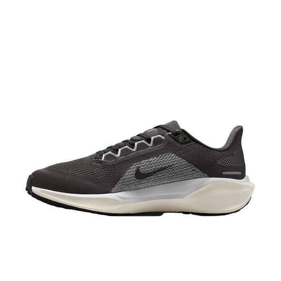 Nike Pegasus 41, Herre, Medium Ash/Black-Pure Platinum har en overdel i mesh, hvid sål og sort swoosh-logo med responsiv React-skum, vist i sideprofil på en hvid baggrund.