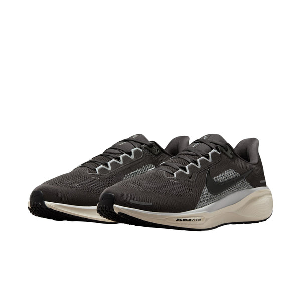 Et par Nike Pegasus 41 herre løbesko i Medium Ash/Black-Pure Platinum med hvide mellemsåler, sorte ydersåler, overdel i mesh, synlig Air Zoom-branding og responsiv Nike React-skum for optimal komfort.