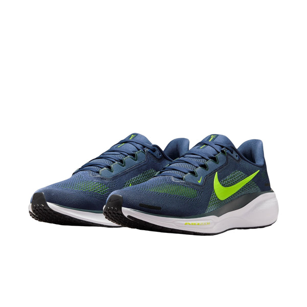 Et par Nike Pegasus 41 herre løbesko i Sanded Purple/Volt-Seaweed-Cannon, med en voltgrøn swoosh og hvide mellemsåler. Designet til ubesværede løbeture med Nike React-skumkomfort, vist på en hvid baggrund.