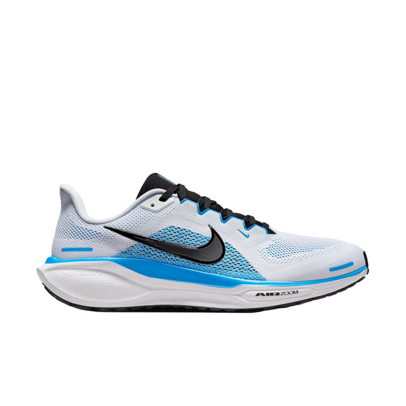 Nike Pegasus 41, Herre i White/Black-Blue Hero har overdel i mesh, sort swoosh og snørebånd, stødabsorberende React-skumsål, AIR ZOOM-branding på siden og sort ydersål, der giver et godt greb.