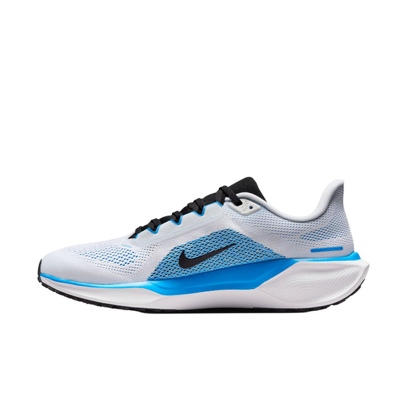 Nike Pegasus 41, Herre i White/Black-Blue Hero, har en sort swoosh, sorte snørebånd og en sort og hvid sål med React-skum, vist i sideprofil på en almindelig hvid baggrund.