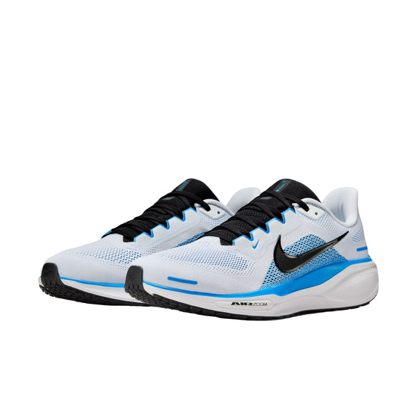 Et par Nike Pegasus 41 løbesko herre i White/Black-Blue Hero med sorte snørebånd, en sort swoosh, blå detaljer og en overdel i mesh vises på en almindelig hvid baggrund.