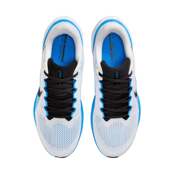 Et par Nike Pegasus 41, Herre, White/Black-Blue Hero løbesko med sorte snørebånd og blå såler og indlægssåler med responsiv Nike React-skum, set ovenfra på en hvid baggrund.