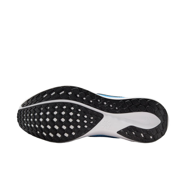 Billedet viser bunden af Nike Pegasus 41, Herre, White/Black-Blue Hero-løbeskoen med en sort gummiydersål med et diamantformet grebsmønster, et synligt Swoosh-logo, React-skum-mellemsål og blå overkant.