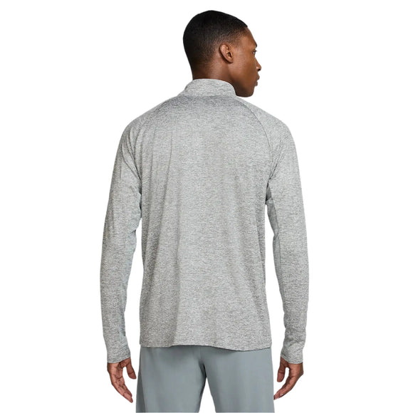 En mand med ryggen til kameraet bærer en Nike Stride Half Zip Midlayer Running Top, Herre, Smoke Grey/HTR/Reflective Silver på en almindelig hvid baggrund.