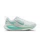 Nike Vomero 18 Dame i White/Cannon-Bleached Turq-Mint Foam har en hvid mesh-overdel med blågrønne detaljer og ZoomX-mærkning for maksimal støddæmpning, hvilket sikrer enestående komfort på hver eneste løbetur.