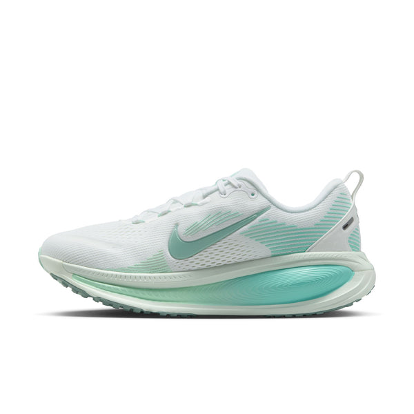 Nike Vomero 18 Dame i White/Cannon-Bleached Turq-Mint Foam har en overdel i mesh, stort swoosh-logo, gradientsål og maksimal støddæmpning. Løbeskoen er vist i sideprofil på en almindelig hvid baggrund.