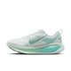 Nike Vomero 18 Dame i White/Cannon-Bleached Turq-Mint Foam har en overdel i mesh, stort swoosh-logo, gradientsål og maksimal støddæmpning. Løbeskoen er vist i sideprofil på en almindelig hvid baggrund.